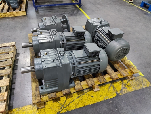 Konveyör Tekstil Makineleri ve birçok endüstri için sıcak satış R Helisel Dişli Motor